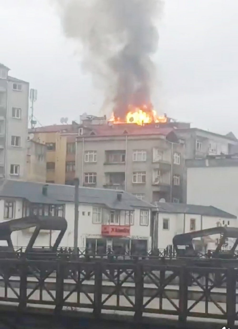 Vakfıkebir’de Çatı Yangını Korkuttu