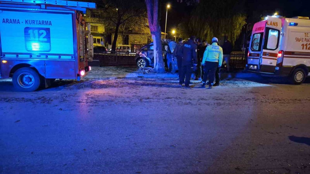 Kontrolden Çıkan Otomobil Kaldırımda Ağaca Çarptı: 1 Ölü, 1 Yaralı