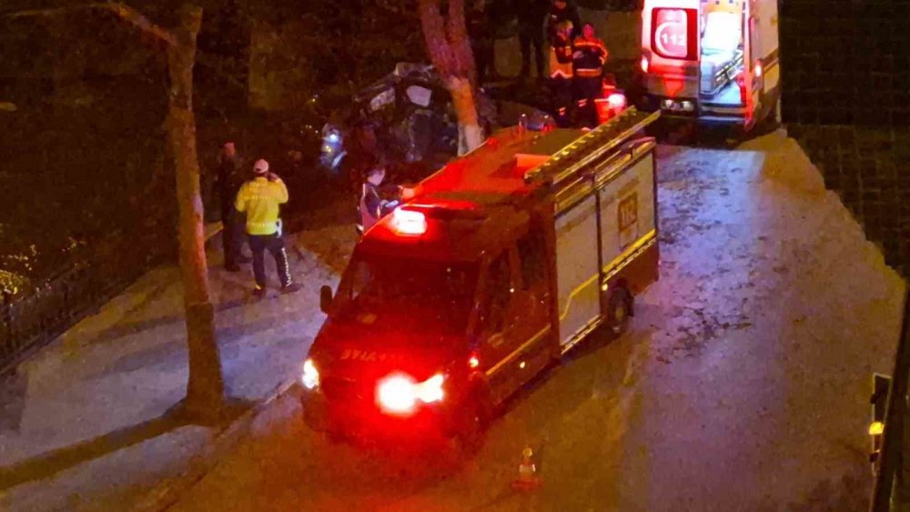 Kontrolden Çıkan Otomobil Kaldırımda Ağaca Çarptı: 1 Ölü, 1 Yaralı