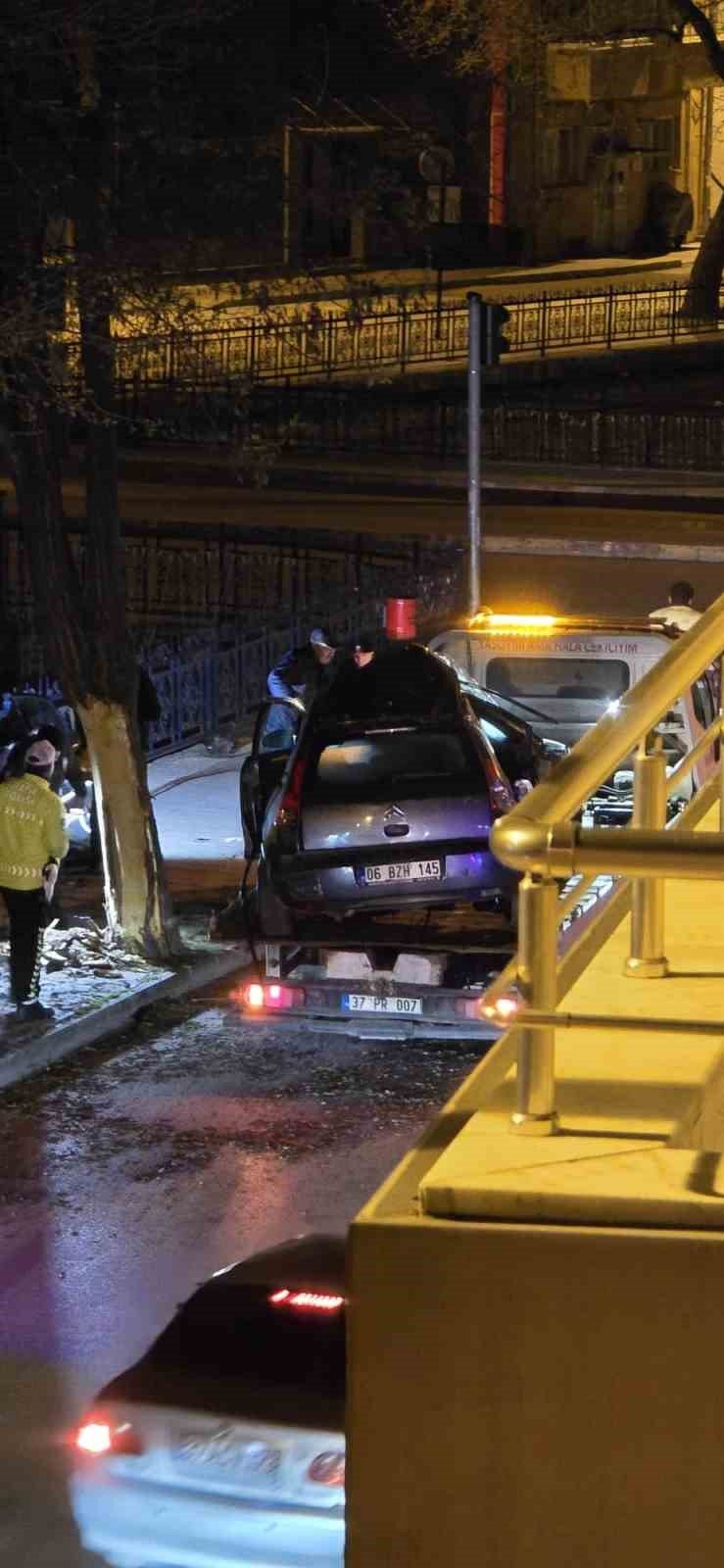 Kontrolden Çıkan Otomobil Kaldırımda Ağaca Çarptı: 1 Ölü, 1 Yaralı