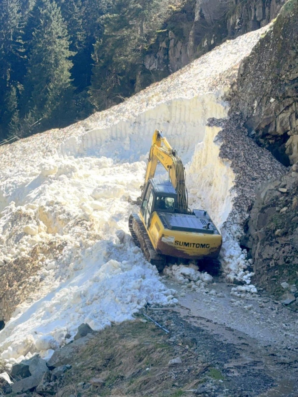 Rize’de Yayla Yollarında Kar Temizleme Çalışmaları Sürüyor