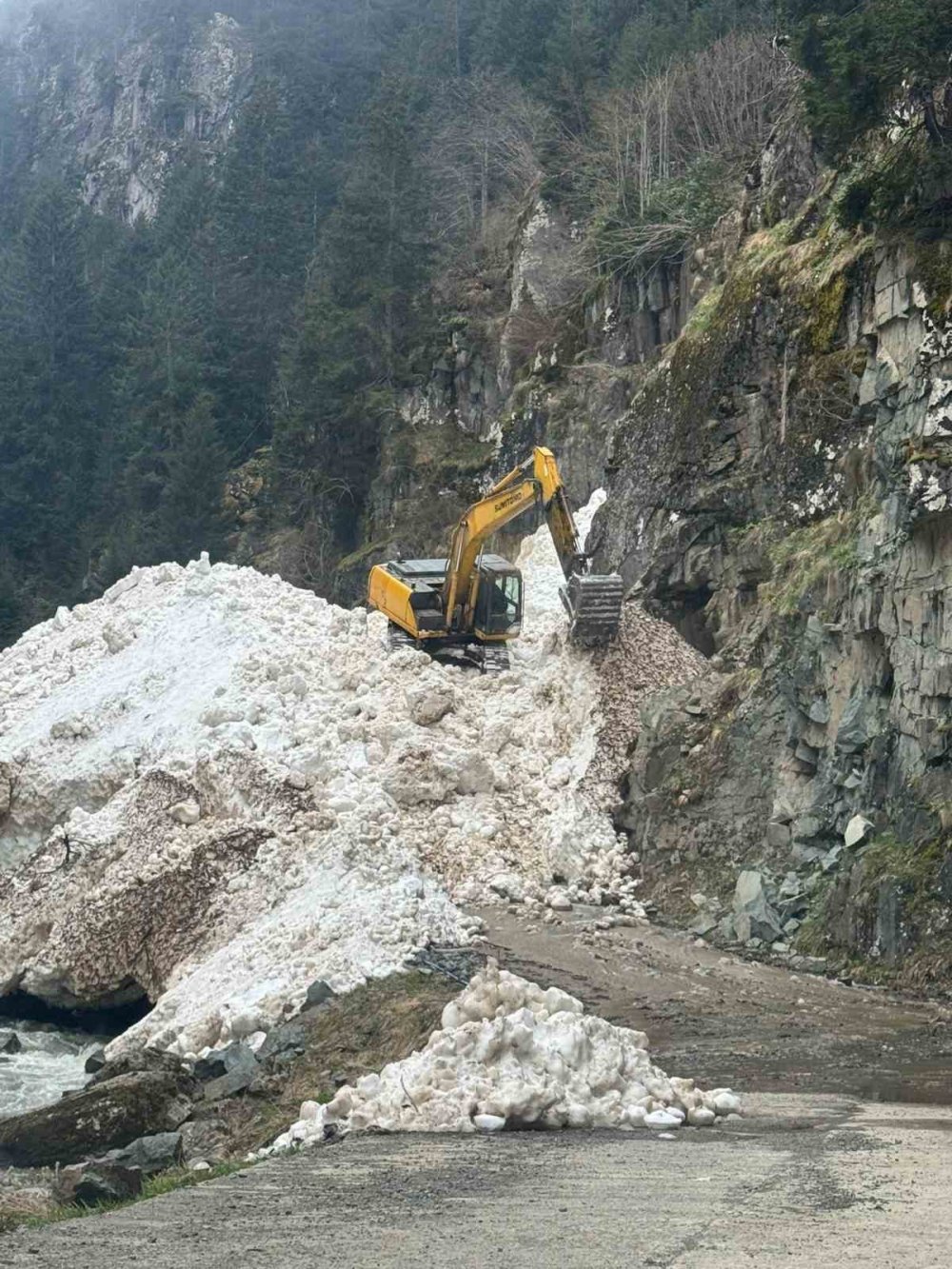 Rize’de Yayla Yollarında Kar Temizleme Çalışmaları Sürüyor