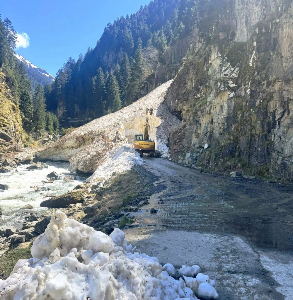 Rize’de Yayla Yollarında Kar Temizleme Çalışmaları Sürüyor