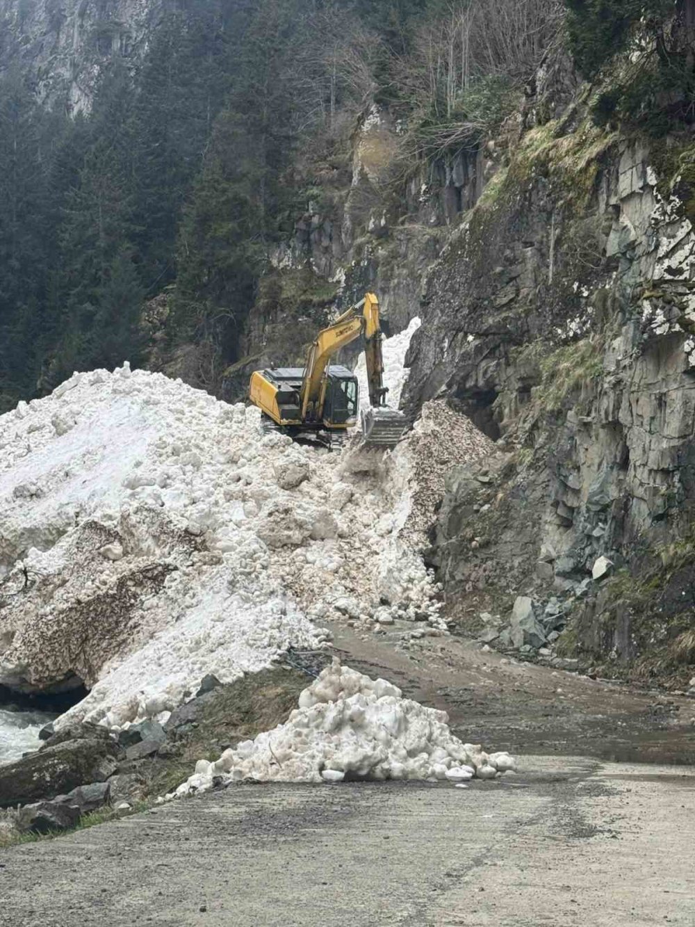 Rize’de Yayla Yollarında Kar Temizleme Çalışmaları Sürüyor