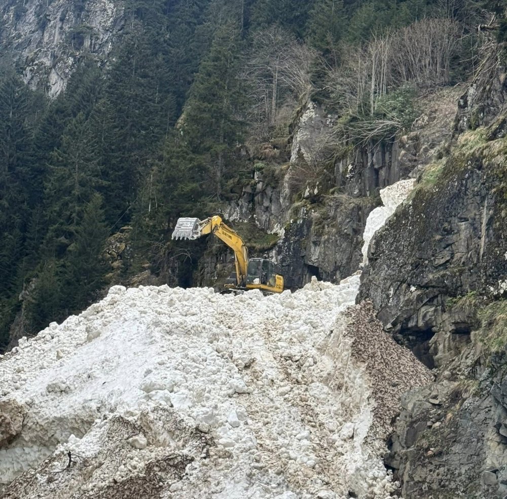 Rize’de Yayla Yollarında Kar Temizleme Çalışmaları Sürüyor