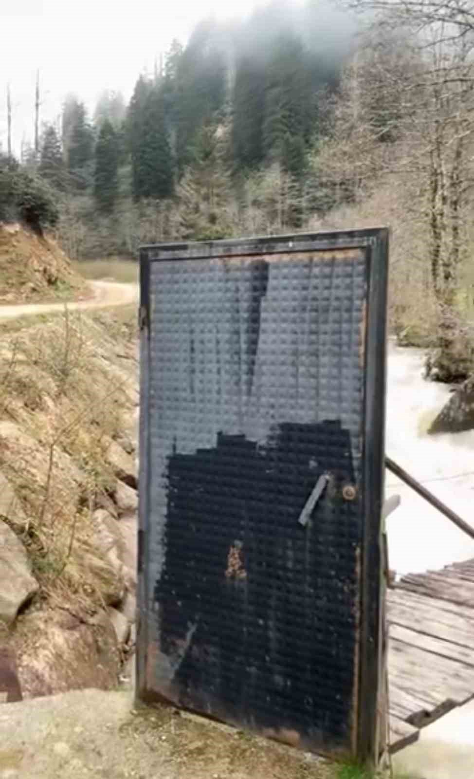 Rize Cimil Vadisi’nde Köprü Girişindeki Demir Kapı Şaşırttı