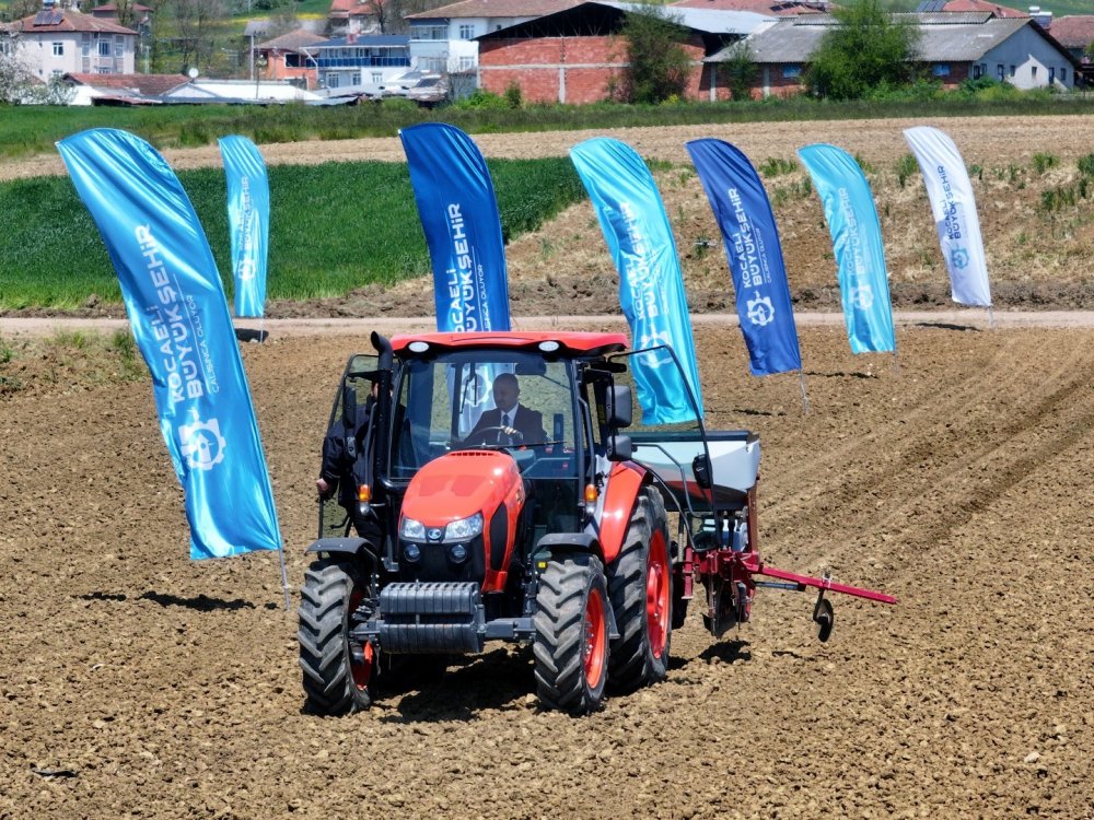 Çiftçiye 27 Milyonluk Destek: Traktörler Tarlalara İndi, Mısır Ekimi Başladı