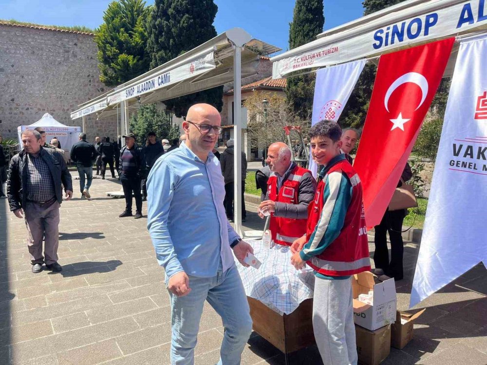 Sinop’ta Vakıf Haftası Programında Vatandaşlara Lokum İkram Edildi