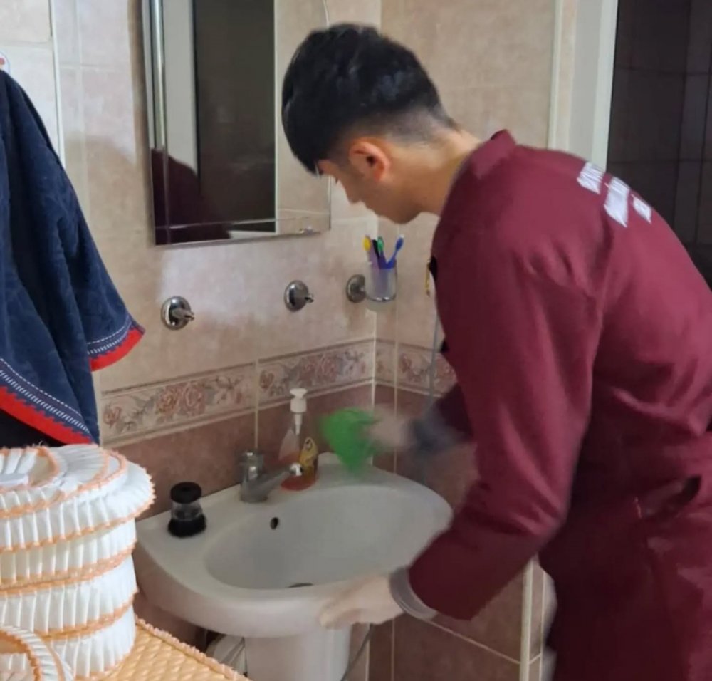 Bayburt’ta Öğrenciler Yaşlı Vatandaşın Ev İşlerine Destek Oldu