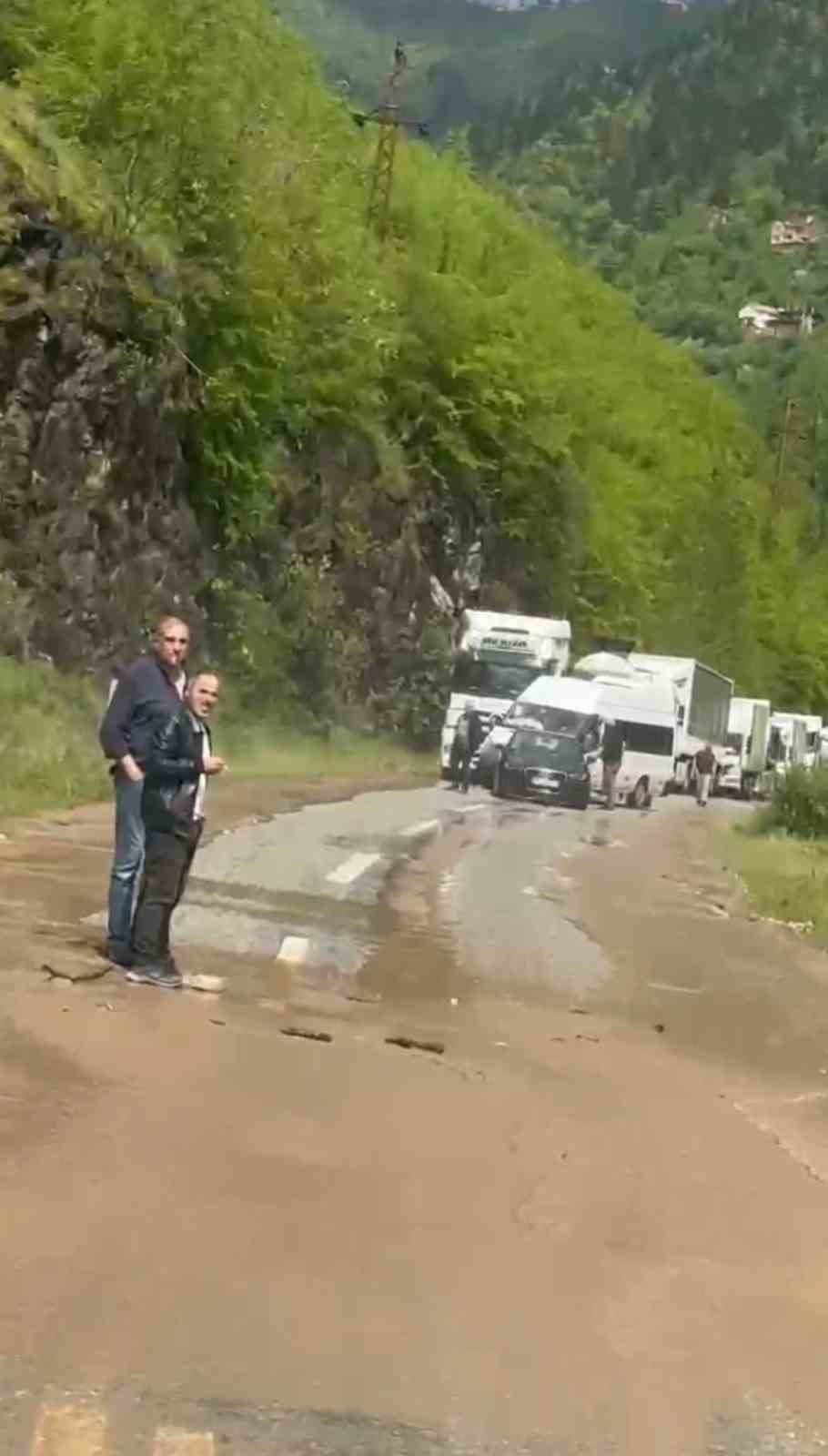 Trabzon-bayburt Karayolunda Ulaşıma Sel Engeli