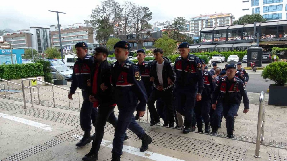 Trabzon Merkezli 5 İlde Dolandırıcılık Operasyonunda Gözaltına Alınan 12 Kişi Adliyeye Çıkartıldı