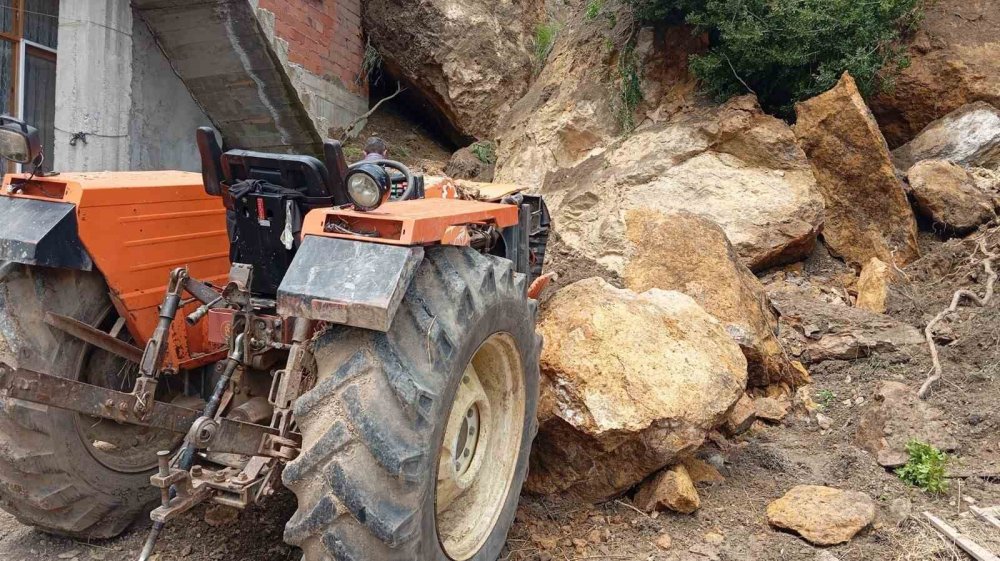 Amasya’da Kaya Parçaları Ev Ve Traktörün Üstüne Düştü
