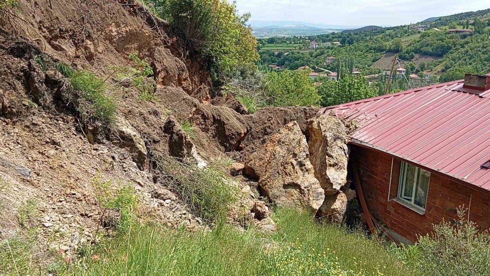 Amasya’da Kaya Parçaları Ev Ve Traktörün Üstüne Düştü