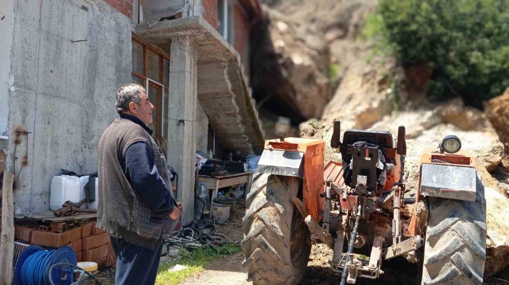 Amasya’da Kaya Parçaları Ev Ve Traktörün Üstüne Düştü