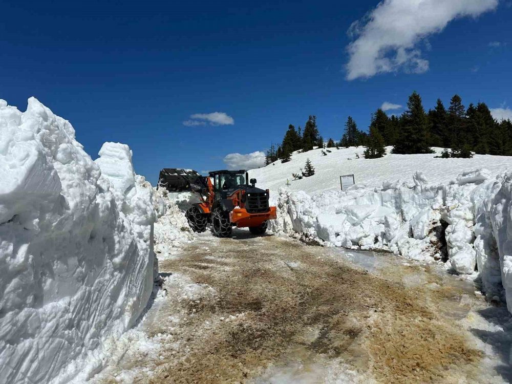 Rize’de Yayla Yollarında Kar Temizleme Çalışması Sürüyor