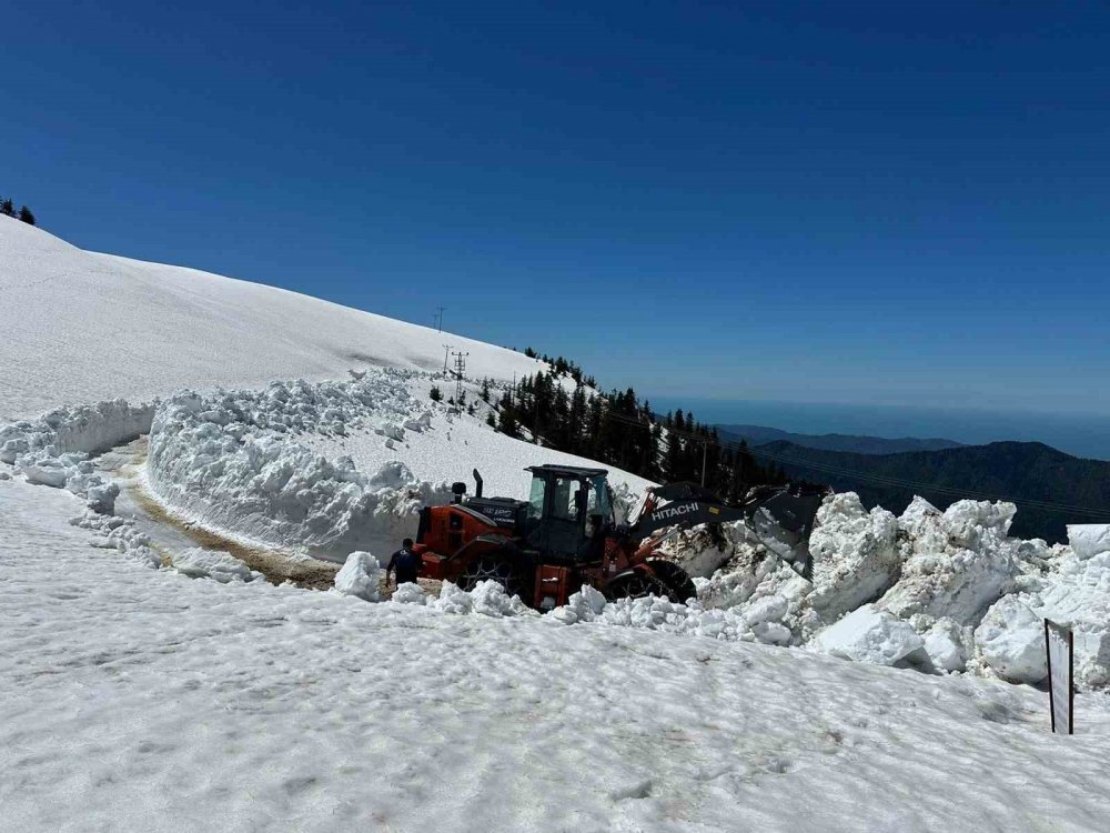 Rize’de Yayla Yollarında Kar Temizleme Çalışması Sürüyor