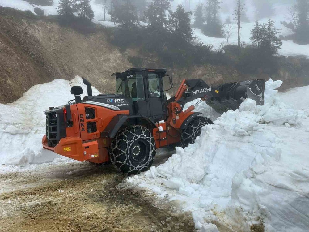 Rize’de Yayla Yollarında Kar Temizleme Çalışması Sürüyor