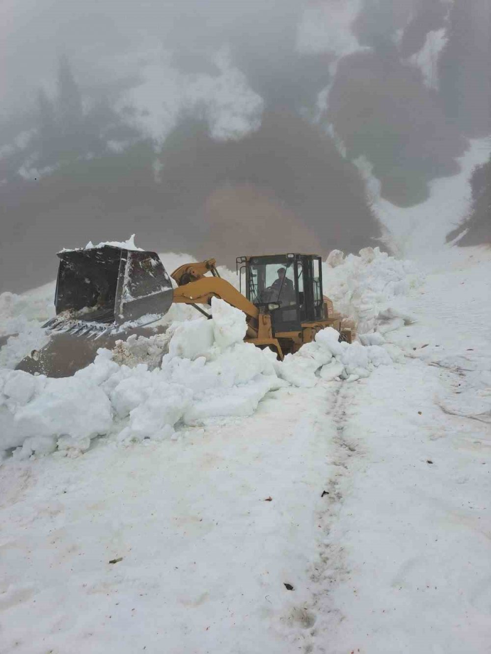 Rize’de Yayla Yollarında Kar Temizleme Çalışması Sürüyor