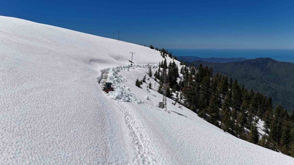 Rize’de Yayla Yollarında Kar Temizleme Çalışması Sürüyor