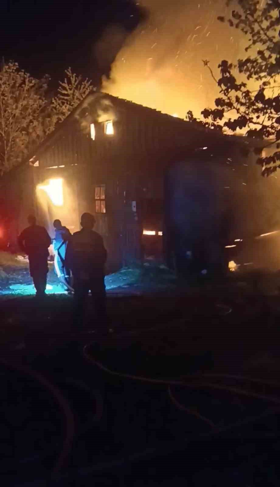 Karabük’te Korkutan Yangın : 2 Ev Ve Samanlık Kül Oldu