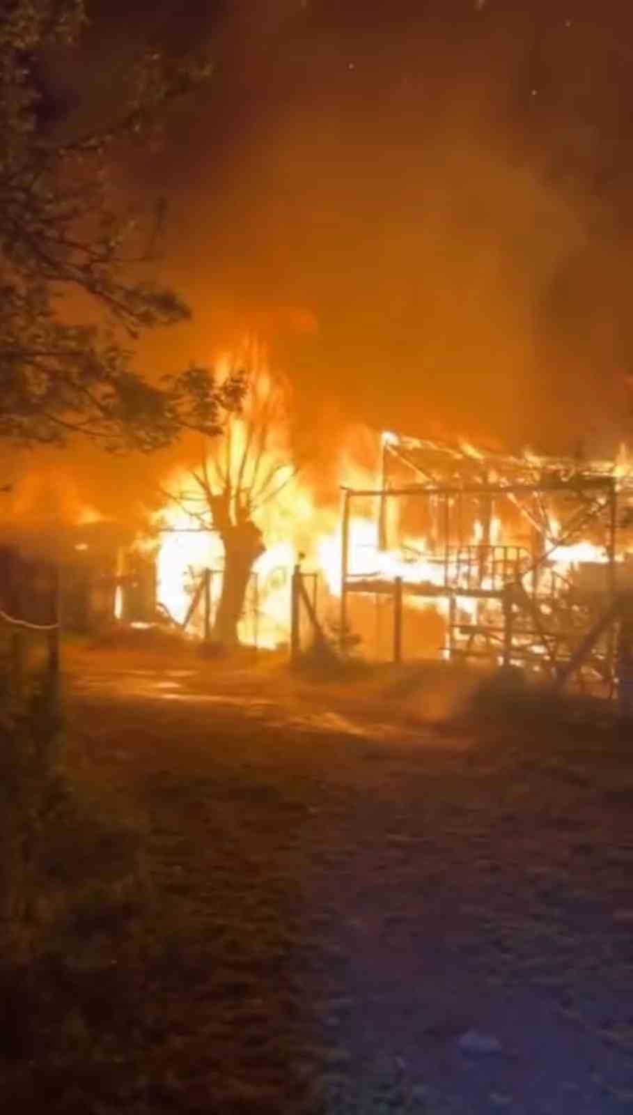 Karabük’te Korkutan Yangın : 2 Ev Ve Samanlık Kül Oldu