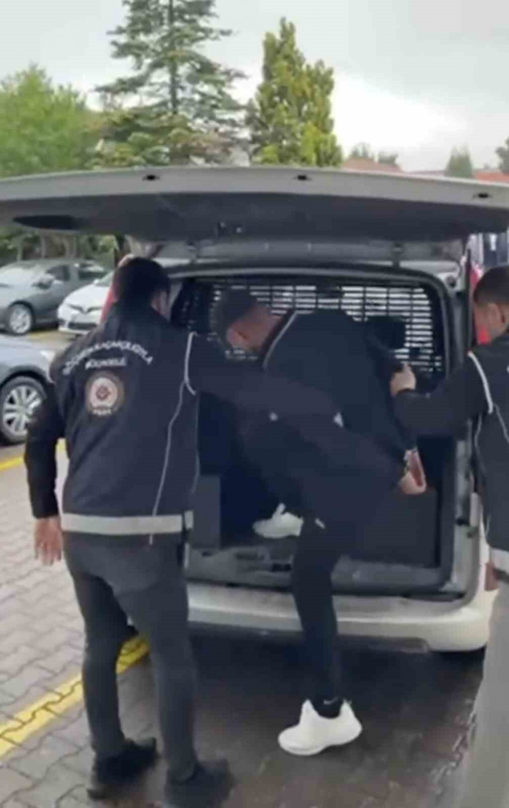 Durdurulan Araçtan 15 Düzensiz Göçmen Çıktı: Sürücü Cezaevine Gönderildi