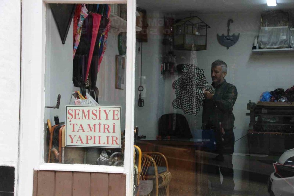 Rize’nin Son Şemsiye Tamircisi: 40 Yıldır Kaybolan Mesleği Yaşatıyor