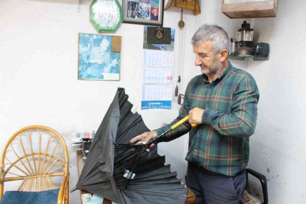 Rize’nin Son Şemsiye Tamircisi: 40 Yıldır Kaybolan Mesleği Yaşatıyor