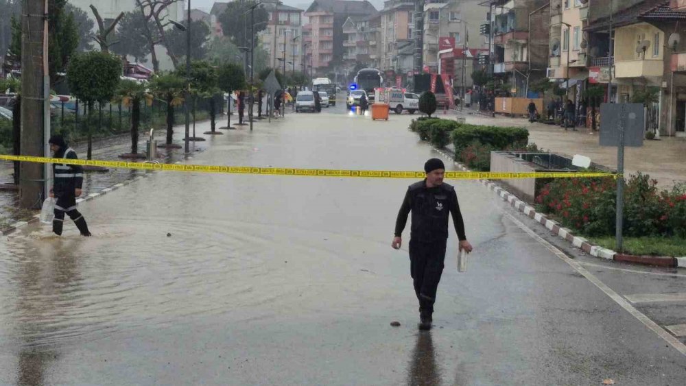 Bartın’da 5 Yol, 15 Ev Ve İş Yerinde Su Baskını Yaşandı, Mahsur Kalan 32 Kişi Kurtarıldı