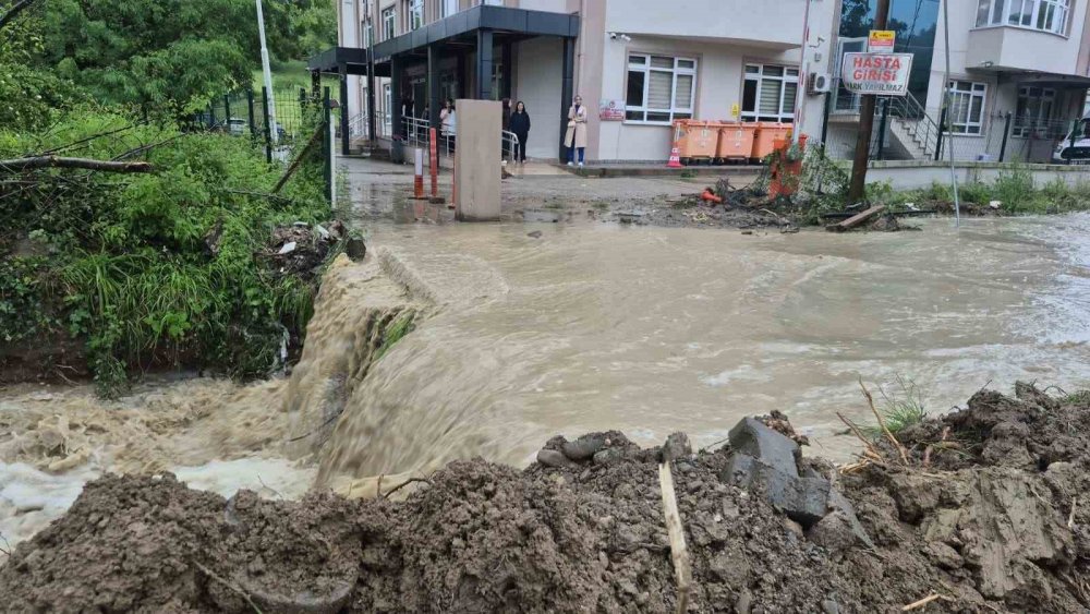 Bartın’da 5 Yol, 15 Ev Ve İş Yerinde Su Baskını Yaşandı, Mahsur Kalan 32 Kişi Kurtarıldı