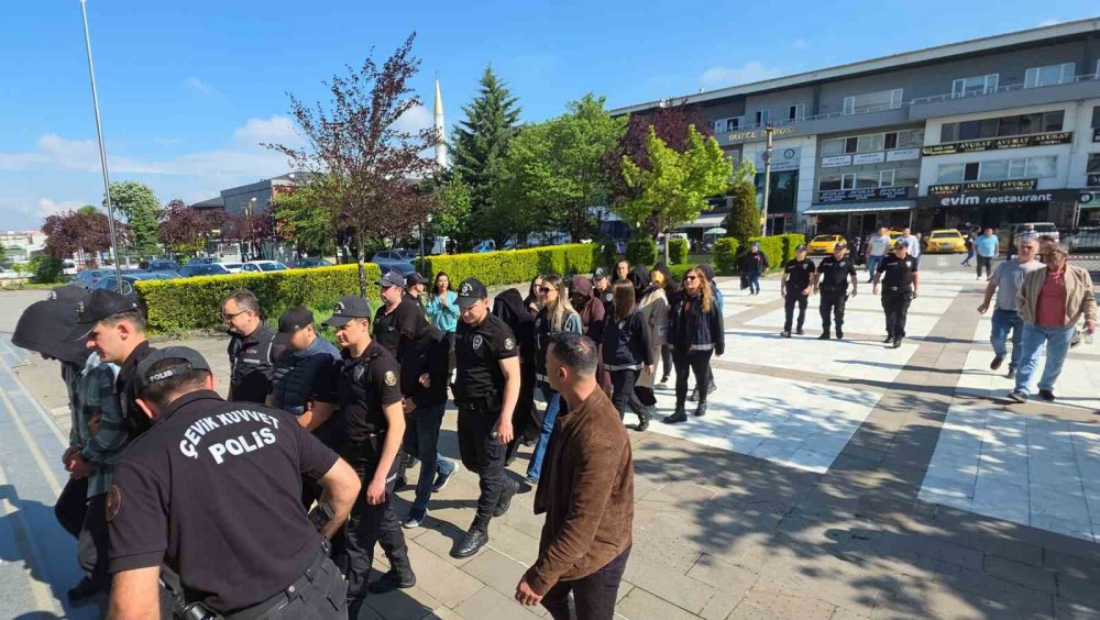 Düzce’de Staj Dolandırıcılığı Yaptığı İddia Edilen 21 Kişi Adliyeye Sevk Edildi