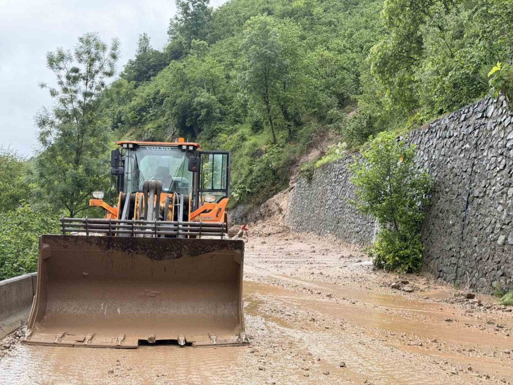 Ordu’da Heyelanlar Nedeniyle Bazı Yollar Ulaşıma Kapandı