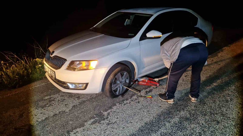 Çukurlara Giren 5 Aracın Lastiği Patladı