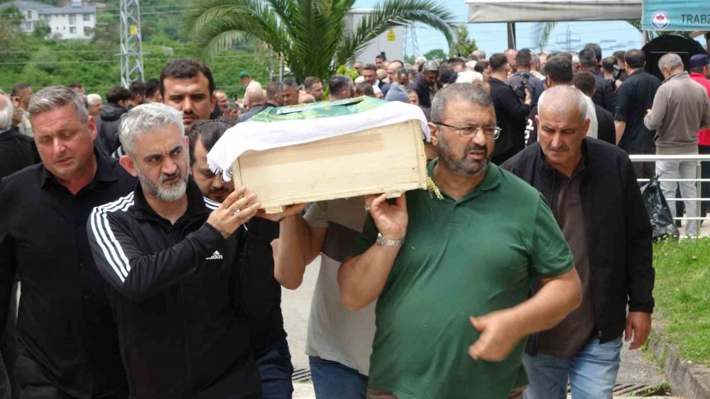 Giresun’daki Kazada Hayatlarını Kaybeden Yıldız Ailesi Trabzon’da Son Yolculuklarına Uğurlandı