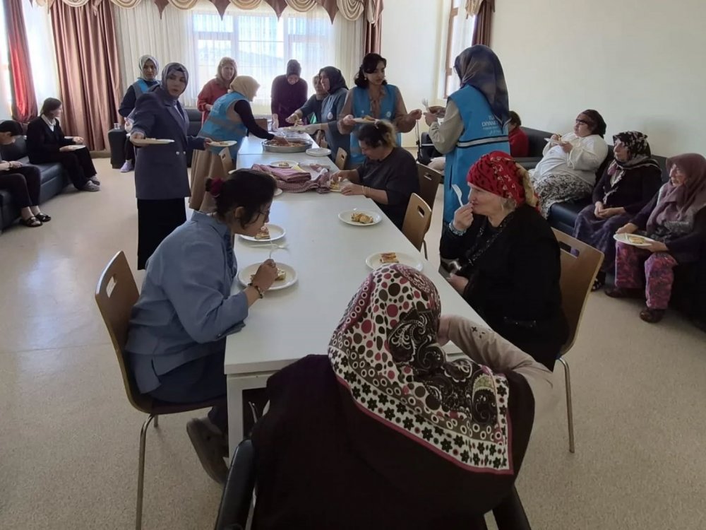 Bayburt Huzurevi Sakinlerine Bayram Ziyareti