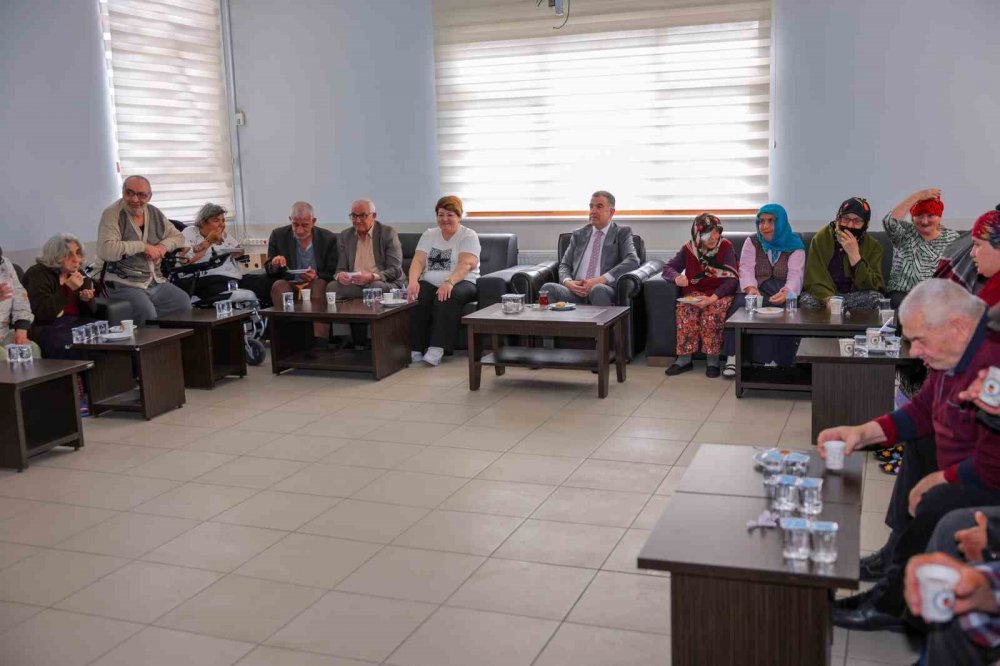 Bayburt Huzurevi Sakinlerine Bayram Ziyareti