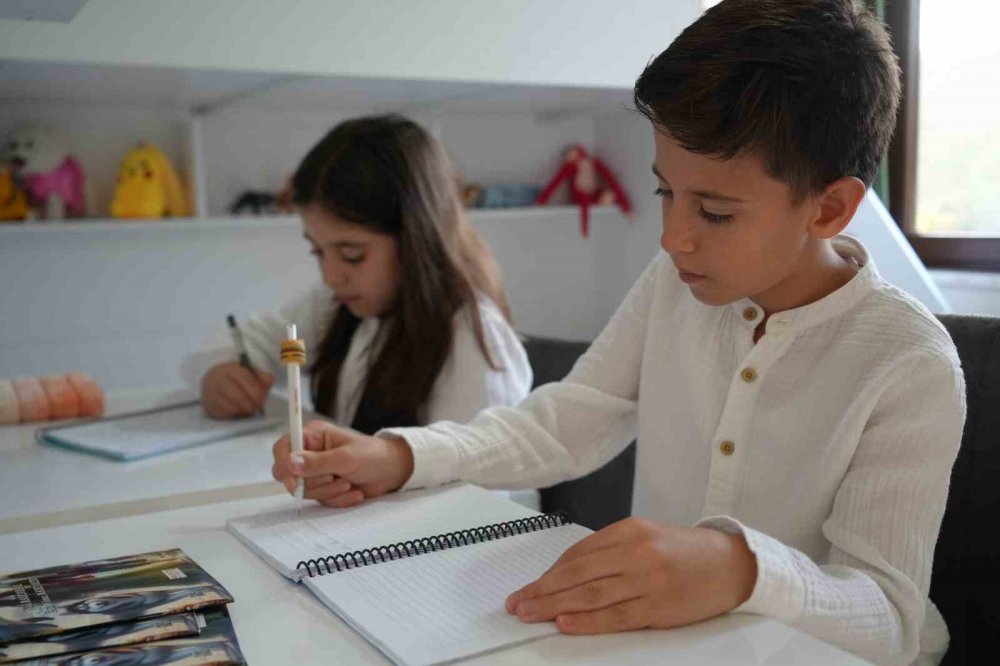 5 Bine Yakın Kitap Okuyan 10 Yaşındaki İkizler Yazar Oldu