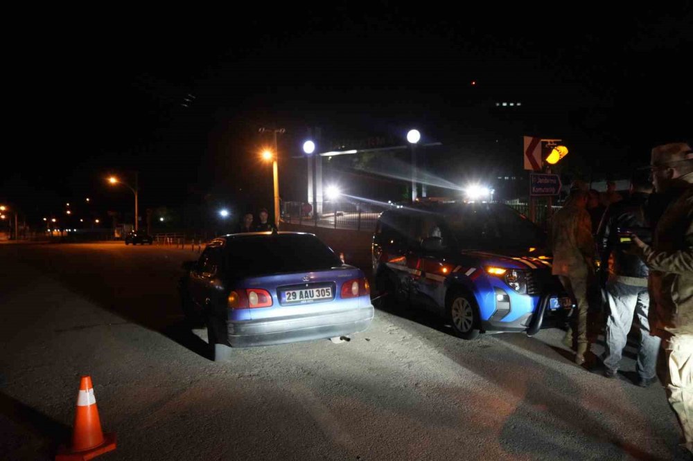 Gümüşhane’de Alkollü Sürücü Jandarma Aracına Çarptı, Ehliyetine El Konuldu