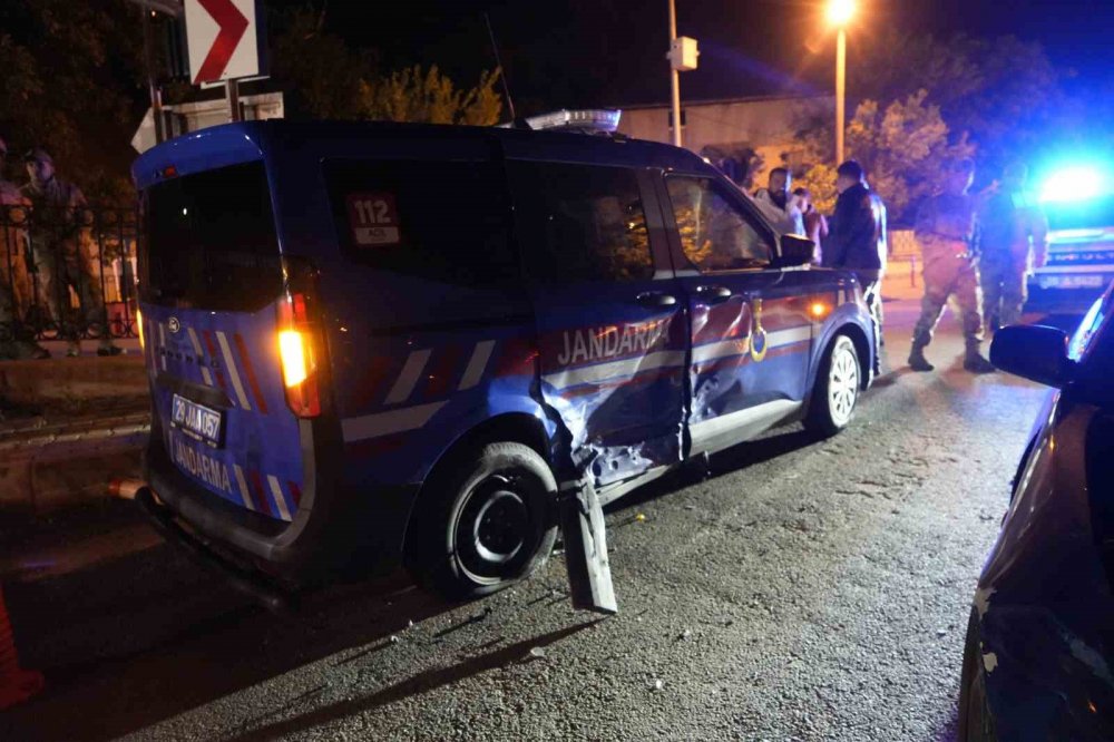 Gümüşhane’de Alkollü Sürücü Jandarma Aracına Çarptı, Ehliyetine El Konuldu