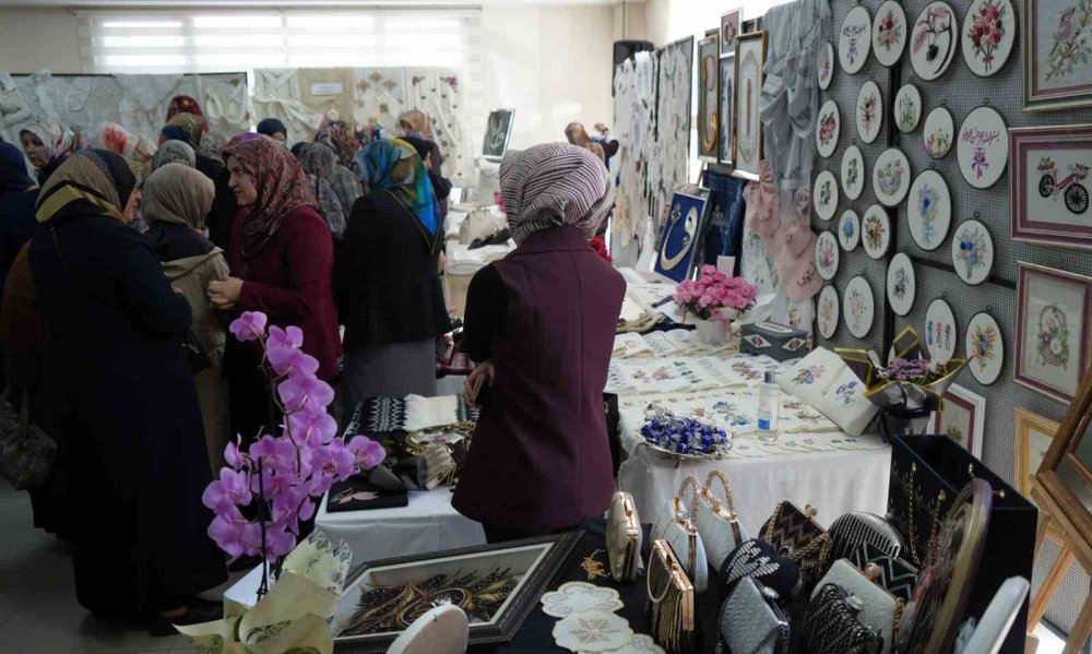 Bayburtlu Kadınların Yıl Boyunca Hazırladığı El Emeği Ürünler Görücüye Çıktı