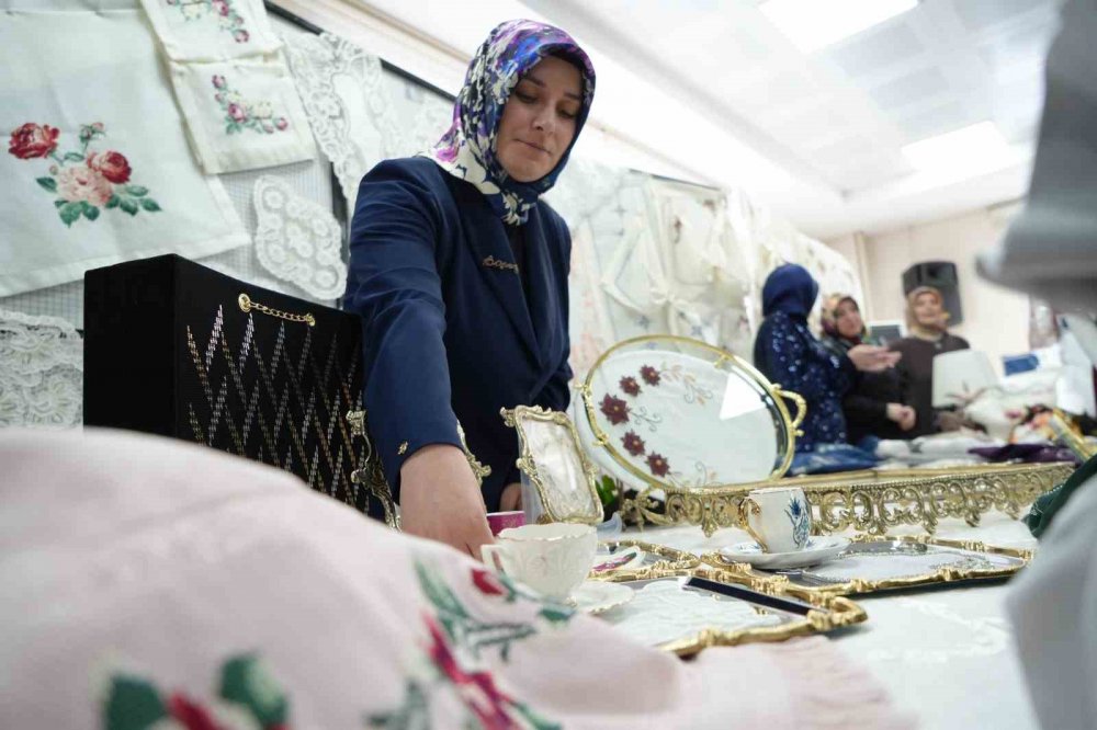 Bayburtlu Kadınların Yıl Boyunca Hazırladığı El Emeği Ürünler Görücüye Çıktı