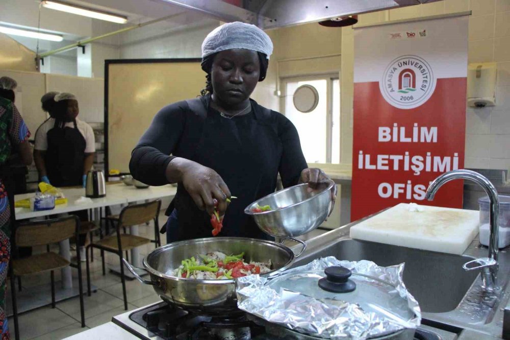 Afrikalı Üniversitelilerin Favori Yemekleri: Yaprak Dolması Ve Mercimek Çorbası