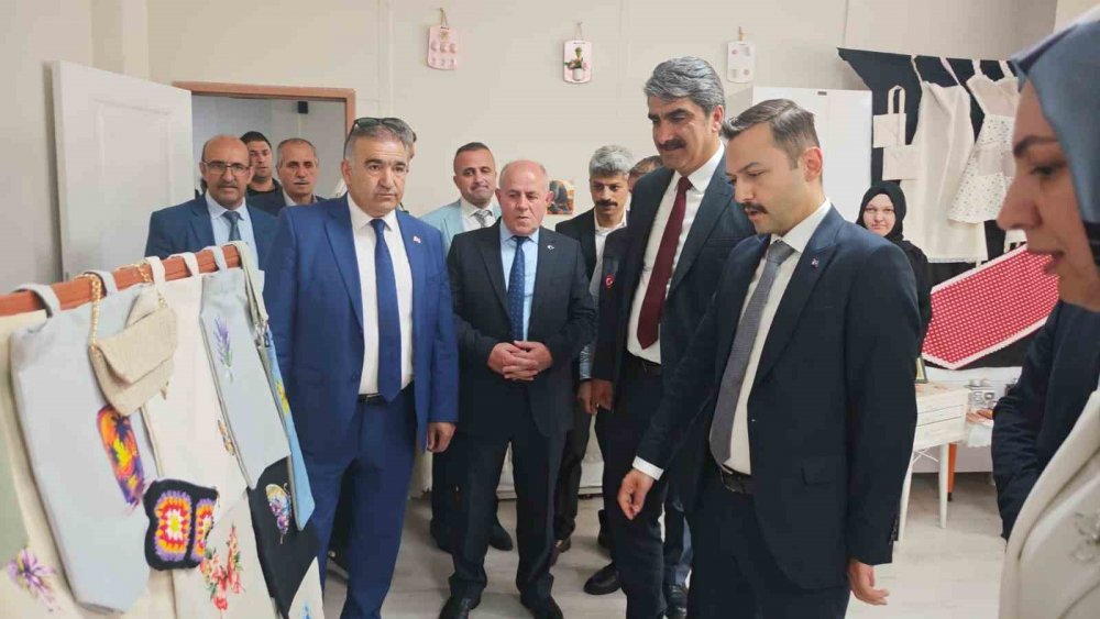Aşkale’de Hayat Boyu Öğrenme Haftası Sergisi Açıldı
