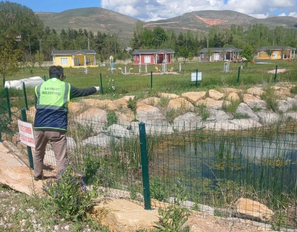 Bayburt’ta Larva İlaçlaması Ve Temizlik Çalışmaları Sürüyor