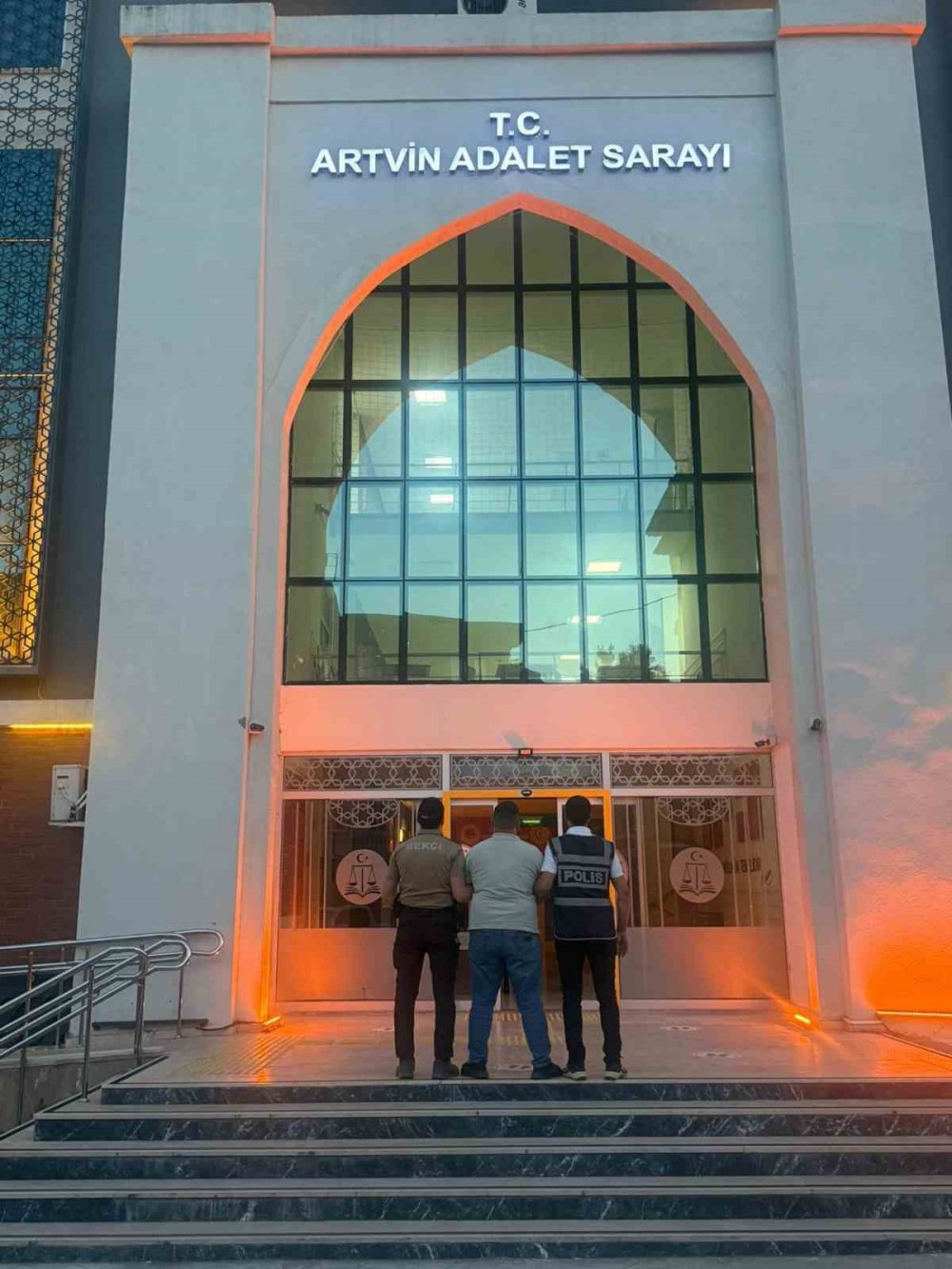 Cezaevi Firarisi 16 Yıl Kesinleşmiş Hapis Cezası Bulunan Hükümlü Ardanuç’ta Yakalandı