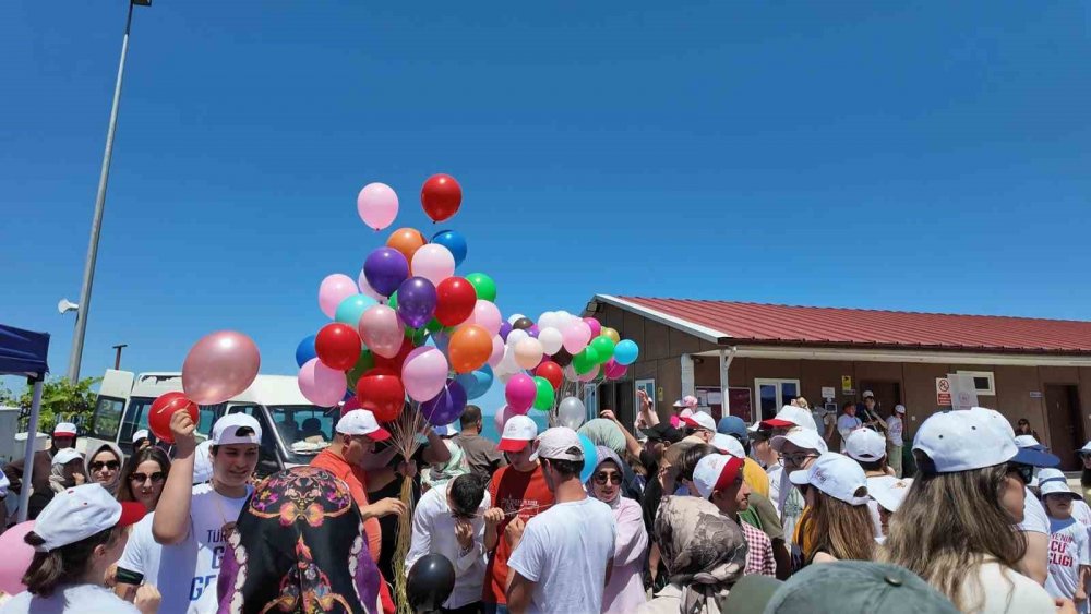 Rize’de Balonlar 9 Yaşında Lösemiden Kurtulan Egemen İçin Uçtu