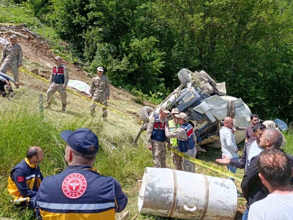 Gümüşhane’de Beton Mikseri 150 Metrelik Dik Yamaçtan Yuvarlandı: 2 Ölü, 1 Yaralı