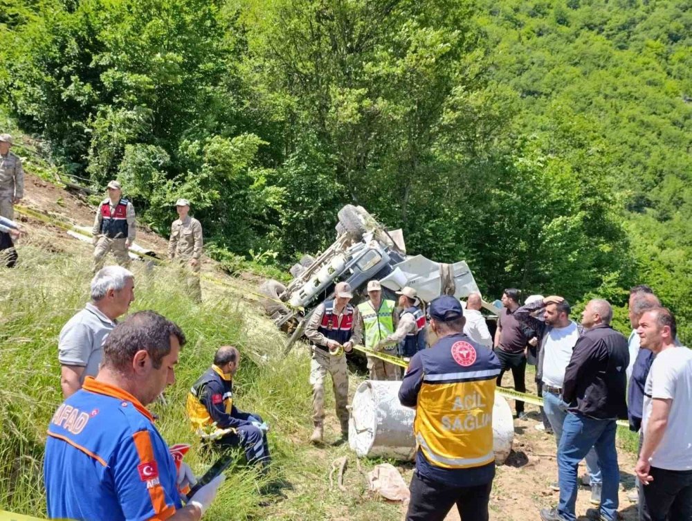 Gümüşhane’de Beton Mikseri 150 Metrelik Dik Yamaçtan Yuvarlandı: 2 Ölü, 1 Yaralı
