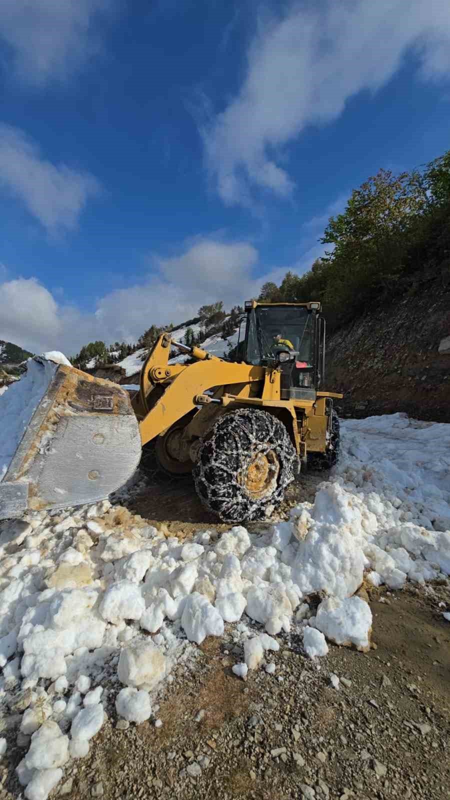 Haziran Güneşi Yayla Yollarını Açtırdı: Rize’de Kar Mesaisi Başladı