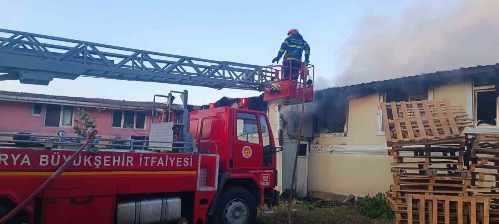 İki Katlı Ahşap Ev Alevlere Teslim Oldu